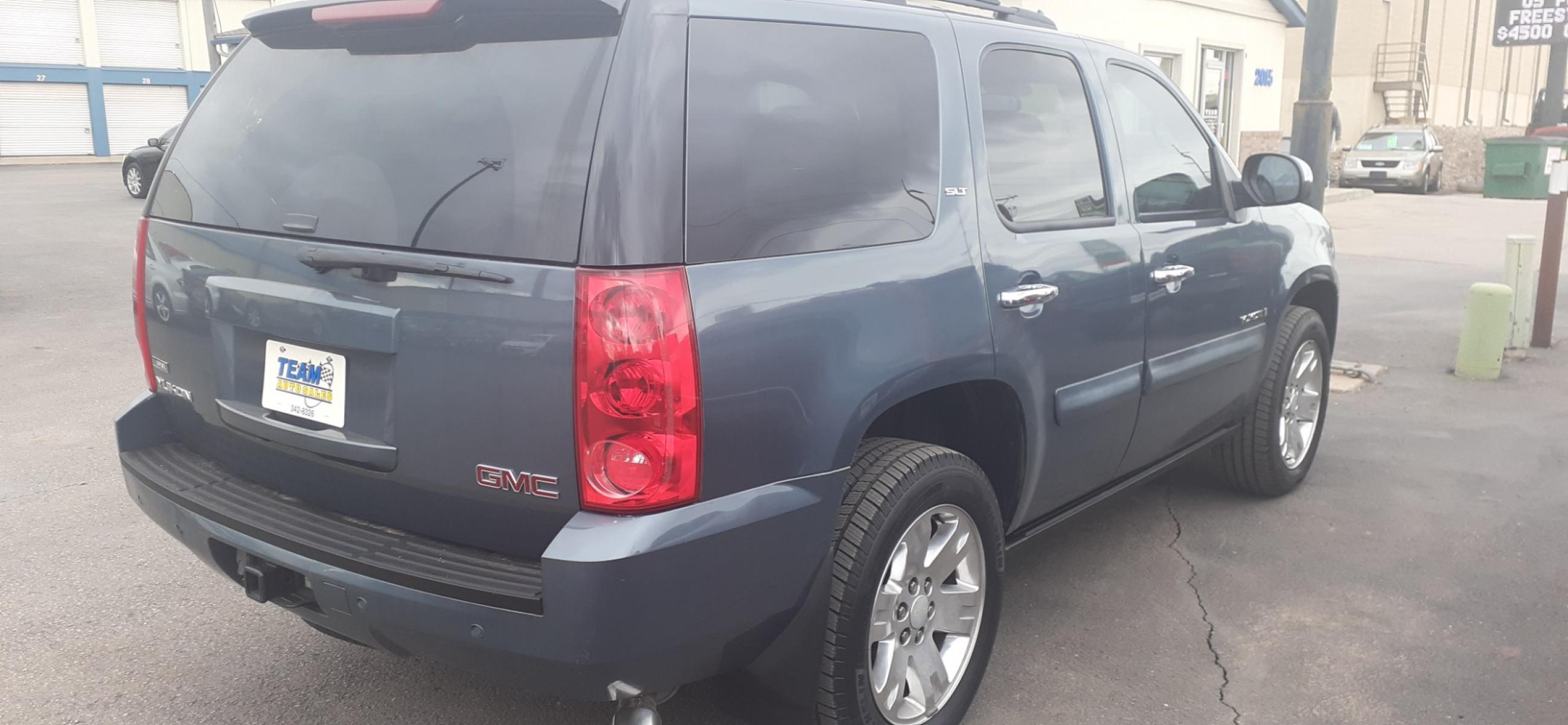 2008 GMC Yukon SLE-1 4WD (1GKFK13018J) with an 5.3L V8 OHV 16V FFV engine, 4-Speed Automatic Overdrive transmission, located at 2015 Cambell Street, Rapid City, SD, 57701, (605) 342-8326, 44.066433, -103.191772 - Photo #3